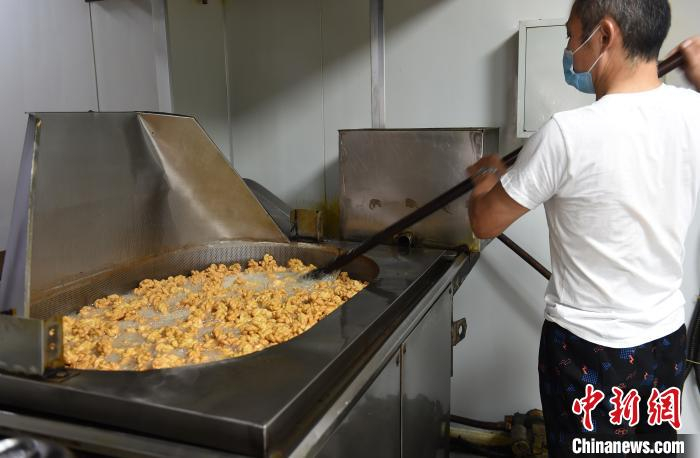 图为工人炸麻花。　周毅　摄