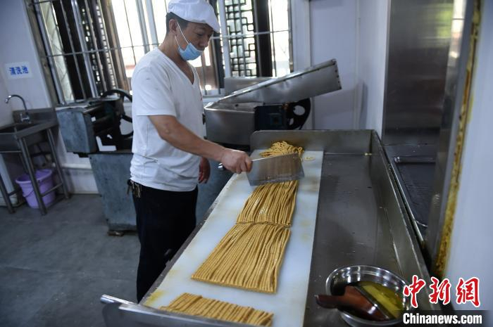 图为工人切面绳。　周毅　摄