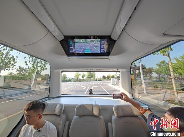 图为行驶中的L4级自动驾驶巴士“小宇” 阚力 摄