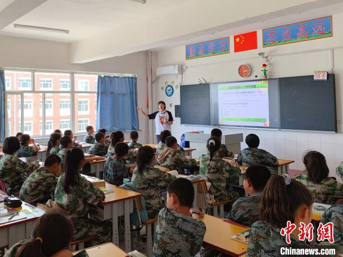 图为支教老师正在上课。受访者供图