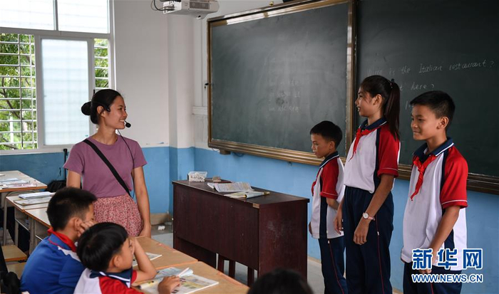 在广东徐闻县北莉小学，林小恋在六年级英语课上和学生互动（9月1日摄）。新华社记者邓华 摄