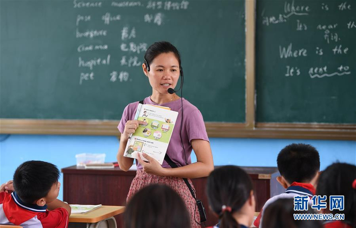 在广东徐闻县北莉小学，林小恋在六年级英语课上（9月1日摄）。 新华社记者邓华 摄