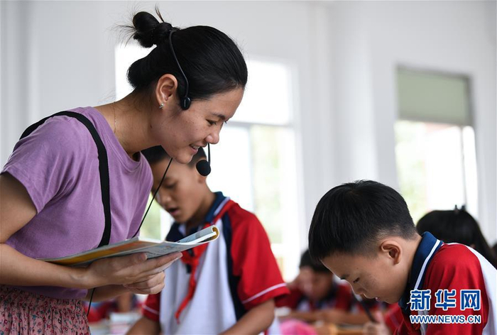 在广东徐闻县北莉小学，林小恋在六年级英语课上（9月1日摄）。新华社记者邓华 摄