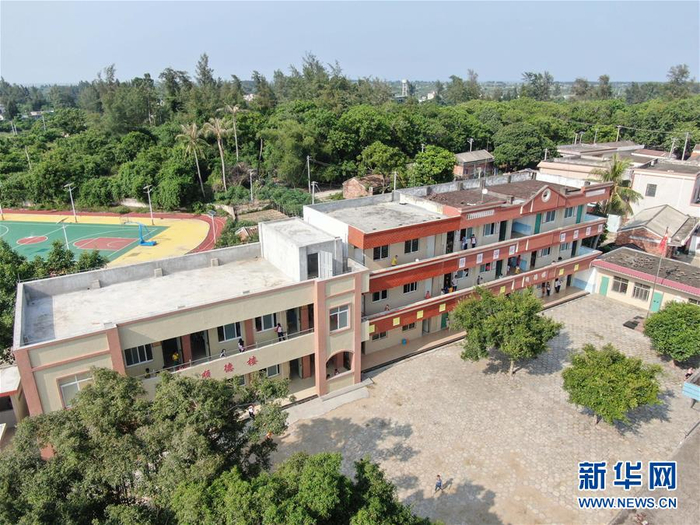 这是林小恋支教的广东徐闻县北莉小学，由佛山顺德帮扶援建了新的教学楼和体育场（9月1日摄，无人机照片）。新华社记者邓华 摄