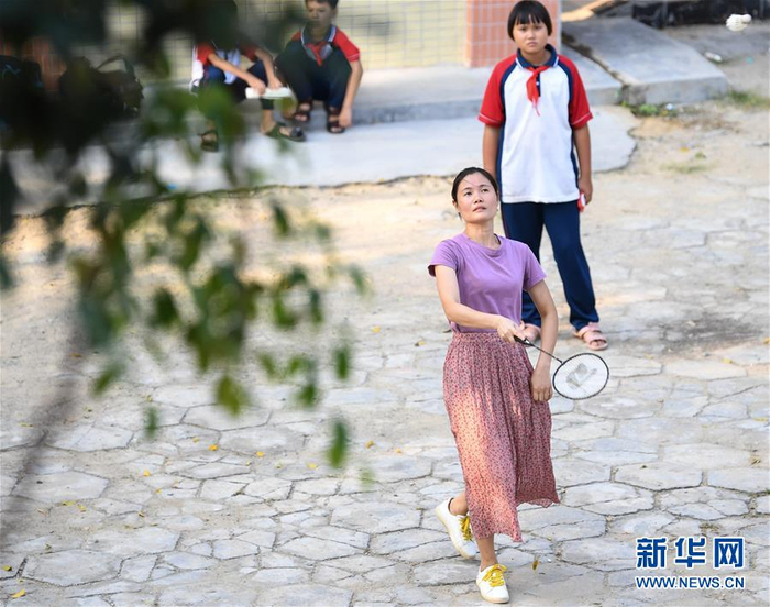 在广东徐闻县北莉小学，林小恋（前）放学后和学生在校园里打羽毛球（9月1日摄）。新华社记者邓华 摄