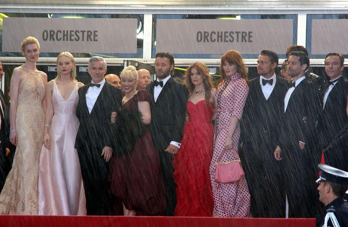 ▲伊丽莎白（左）与《了不起的盖茨比》剧组一同亮相戛纳。图/视觉中国