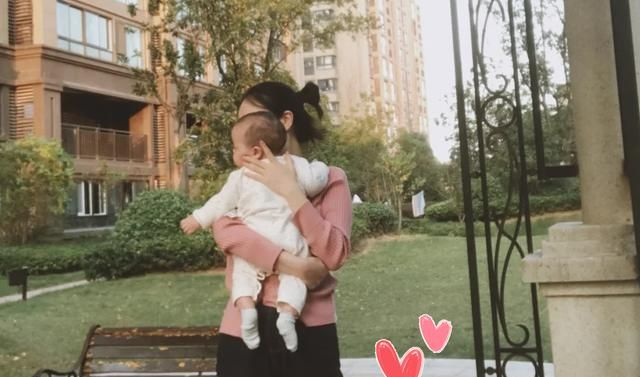 横抱宝宝就哭闹,变成竖抱就不哭是咋回事?娃多大才能被竖抱?|家长|闺蜜|姿势|视野|大脑_新浪新闻