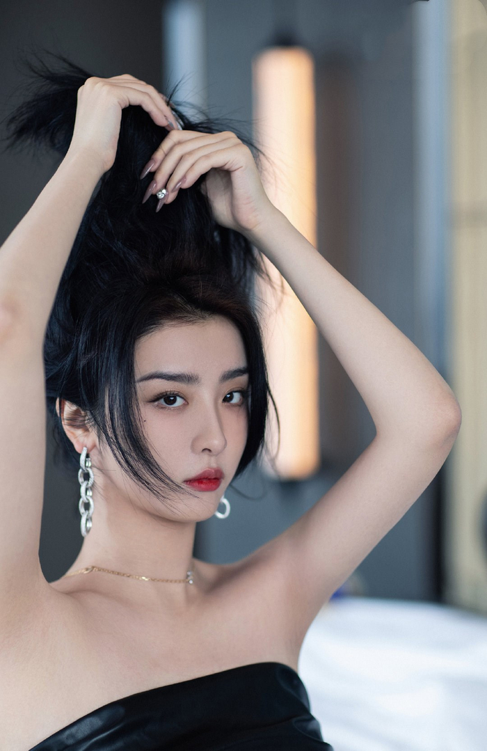 赵小棠一袭黑色紧身皮裙,尽显妖娆身姿,盛世美颜太惹眼