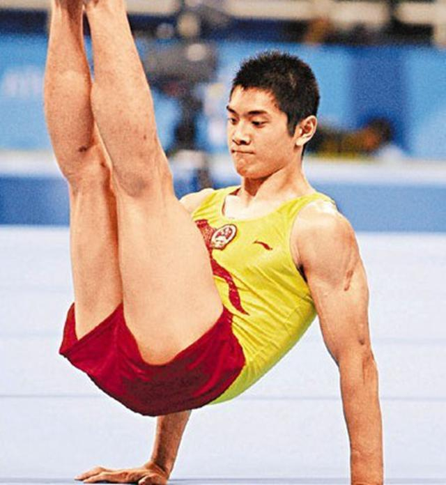 体操奥运冠军邢傲伟:2次起诉离婚,至今单身,8岁女儿可爱