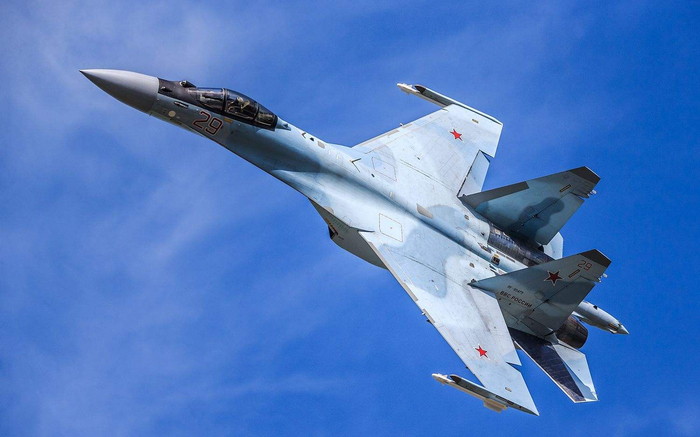 中国空军的主力战机,歼-11为何没空中受油管,也从不带副油箱?