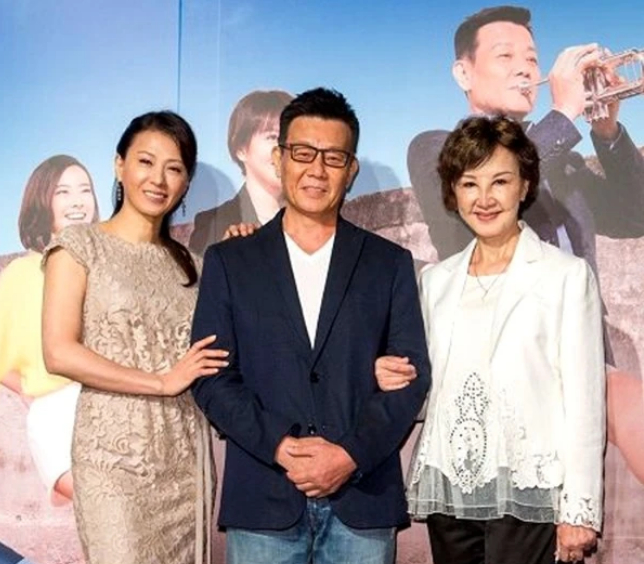 二女一夫,三人相处多年从未有过争执,64岁寇世勋中风一同照料