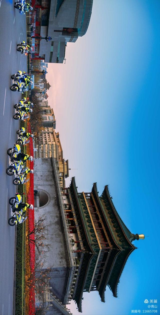 钟楼下的铁骑。