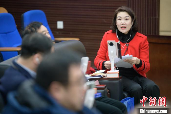     《闽商蓝皮书：闽商发展报告（2020）》新书发布会11日下午在福州举办，《闽商蓝皮书·闽商发展报告（2020）》主编、福州大学闽商文化研究院院长苏文菁主持发布会。　龙敏　摄