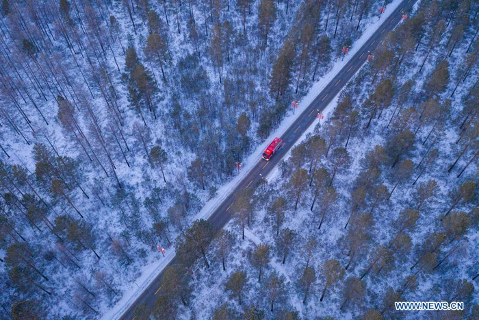 Aerial photo shows a fire engine patrolling on a road in Beiji Village of Mohe City, northeast China's Heilongjiang Province, Jan. 13, 2021. Firefighters stick to their post and keep training despite the freezing weather in Mohe, the northernmost city in China, where the temperature is often below minus 40 degrees Celsius in winter. (Xinhua/Xie Jianfei)