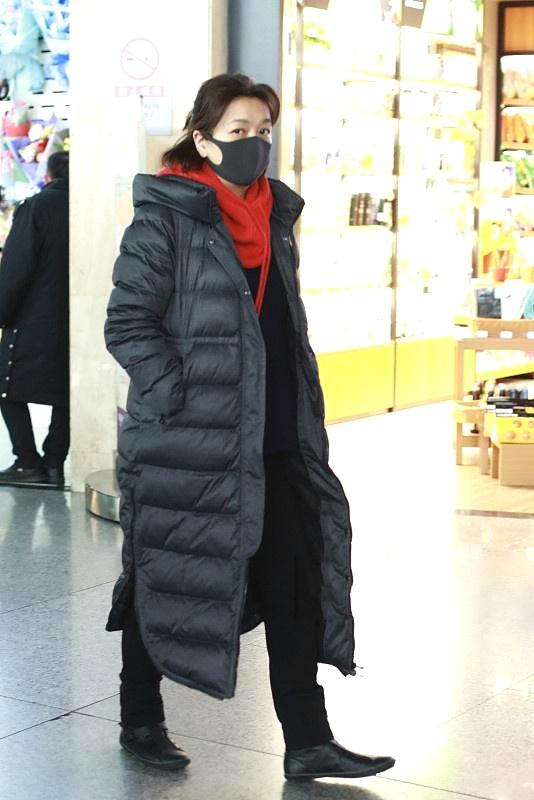 人到中年才活得真实江珊穿上万元羽绒服踩棉靴像个老妇人