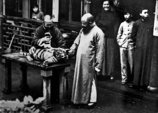 张善孖、张大千与友人在网师园合影20世纪30年代拍摄 罗伦建提供