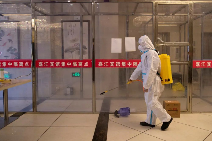 △隔离点医护人员在绥化市望奎县集中隔离点进行消杀作业