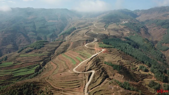 ▲航拍通往转山包村的水泥硬化道路