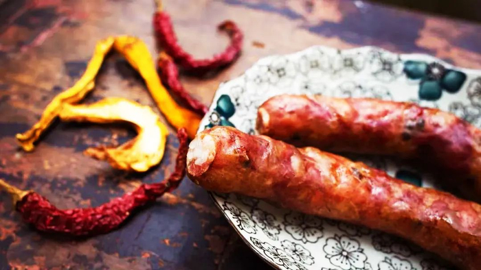 ▲因为是纯手工香肠，所以粗细、长短都不一样。