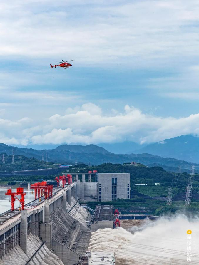 稳立于洪涛的重力坝