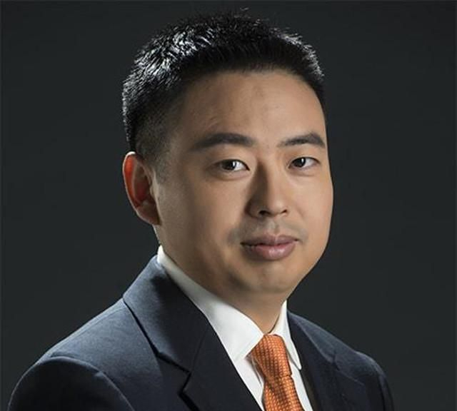 名创优品创始人叶国富,妻子曾是化妆品店导购,现如今身价过亿