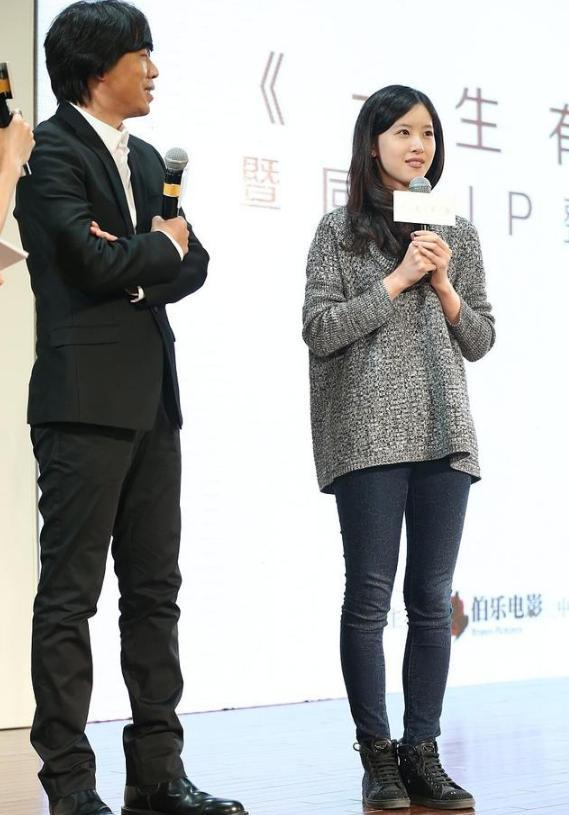 章泽天扮嫩不成反被裤子拖累,真实腿型曝光让人大跌眼镜!