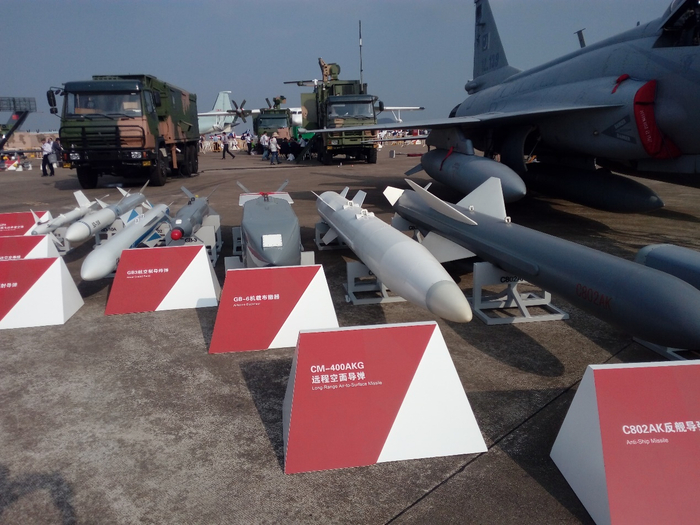 “枭龙”可以携带多种类型精确制导弹药。
