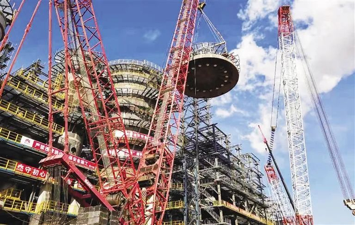 延长石油靖边煤油气资源综合利用项目填平补齐工程DMTO装置吊装。张洪华 摄