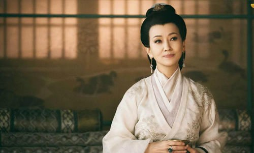 赵雅芝保养得很好,有些镜头还是暴露了真实年龄,尤其是和于和伟搭档