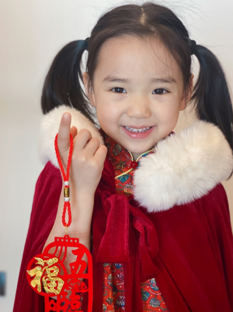 董璇晒女儿拜年照,四岁半酒窝肉包脸萌翻,首演微电影正式出道