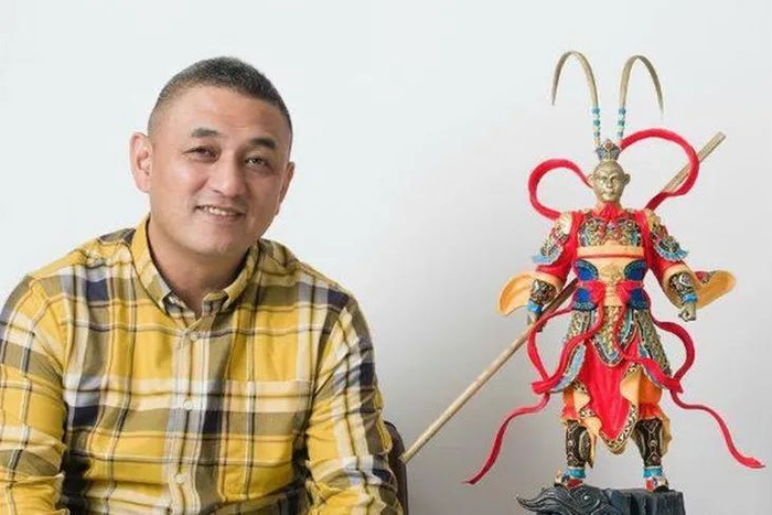 ▲六小龄童赞他做的齐天大圣逼真：“演了一辈子的孙悟空，看他就像在看自己。”