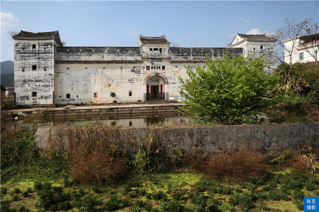 广东河源围龙屋曾是地主宅院,坚固易守难攻,是兵家必争之地