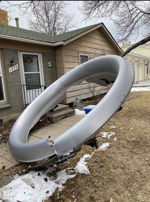 发动机炸出的部件直接掉落在民居庭院之中，所幸无人伤亡