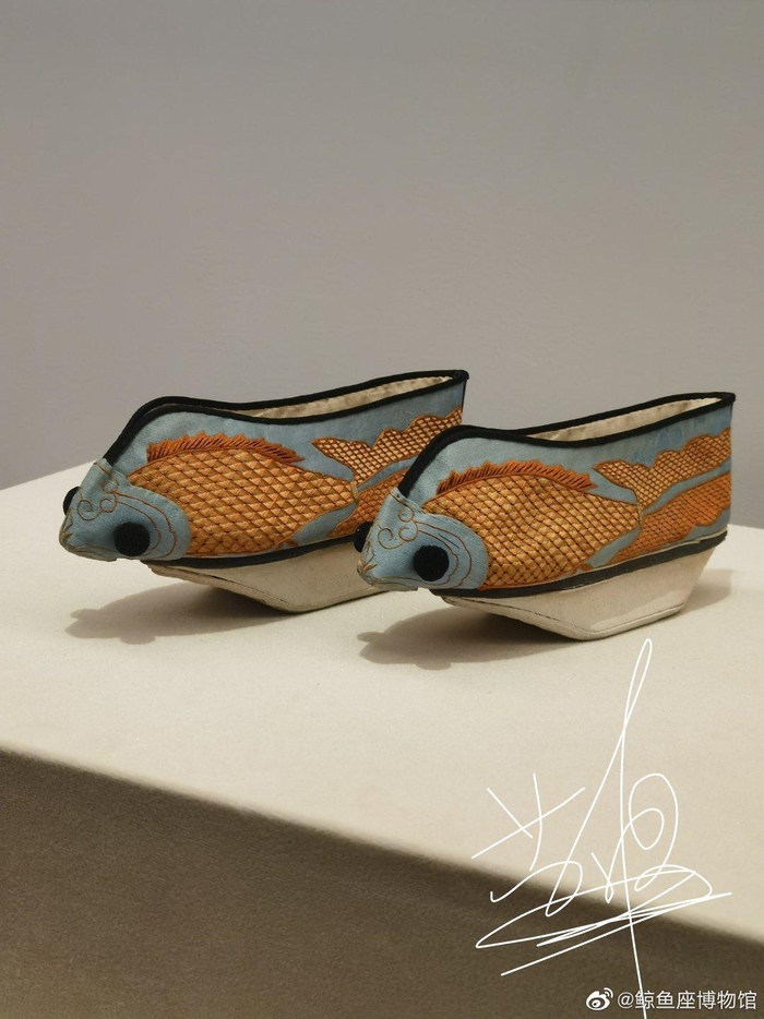 彩绣金鱼纹元宝底旗鞋清代清代满洲妇女所穿之鞋与汉族不同