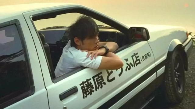 一路向北的青春回忆：电影与动漫版《头文字D》的对比盘点