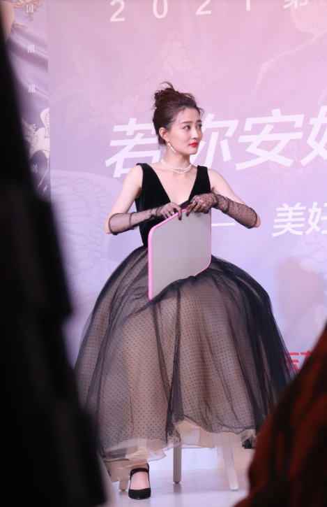 和张铭恩分手后徐璐走出阴影和张翰搂抱捏脸对视满满cp感