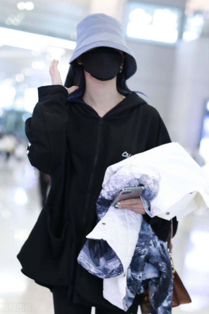 张紫宁戴口罩渔夫帽包裹严实不好认,你认出来了?