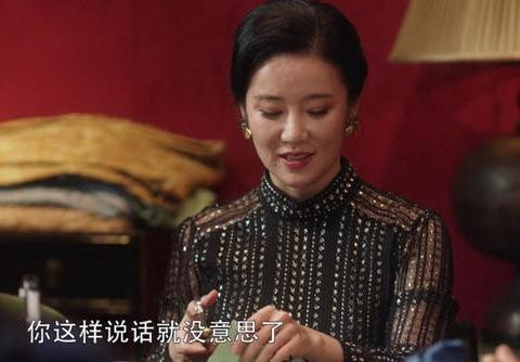 42岁张彤晒性感照!穿三角紧身衣大腿粗壮,与章子怡梅婷是同学