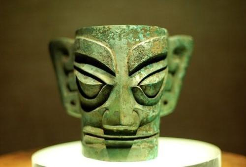 三星堆出土一枚龙印,可是龙印上有四个“诡异”印文,谁也不认识