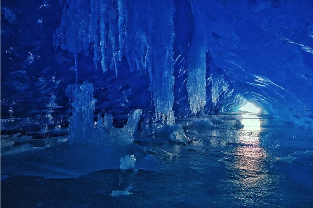▲冰川溶洞，白天融化，晚上结冰，形成了像钟乳石一样的溶洞。图/王相军