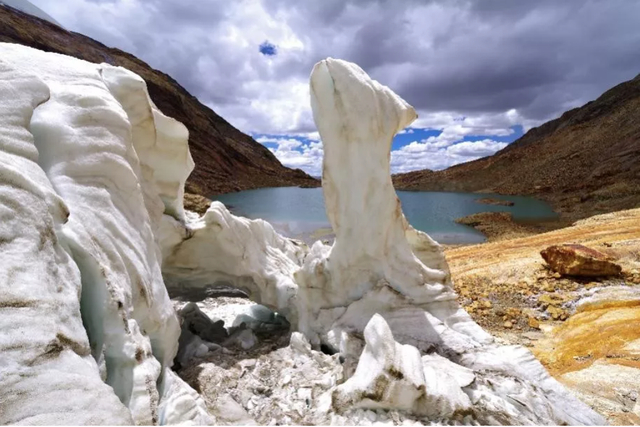 ▲形状奇特的冰柱。图/王相军