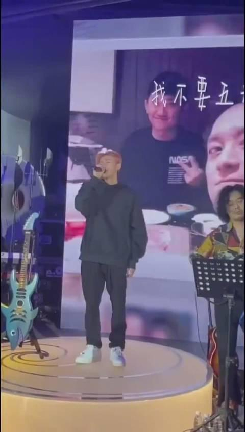 王源现身赵英俊追思会王源唱骄傲