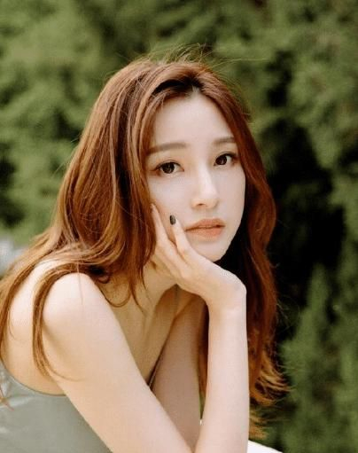 央视美女主持人走秀时泳裤滑落却很淡定地走完全程谁爱看谁看