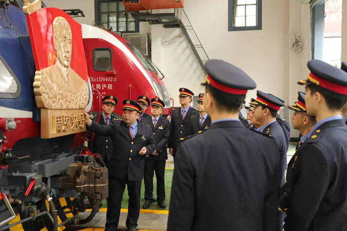 “周恩来号”机车组第十任司机长计磊带领机组党员司机交流学习百年党史（央广网发 陆应果摄）