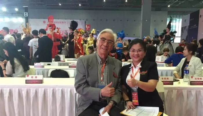 ▲黄小东与大赛主席嘉宾霍启弟教授合影