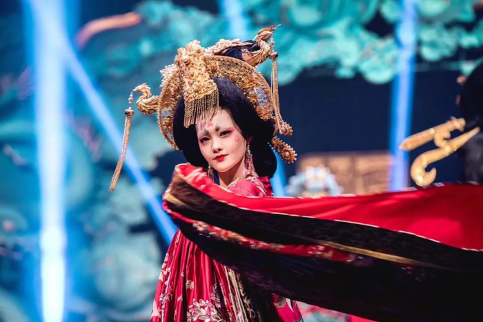 ▲黄小东在第一届“龙之传承”发布会上为模特打造的妆容与发饰