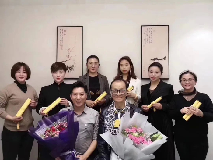 ▲师门合影（第一排左蓝野、第一排右杨树云、后右一黄小东）