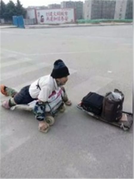 男子在路边乞讨,好心人坚持要救助他,随后发生的事让人无法淡定