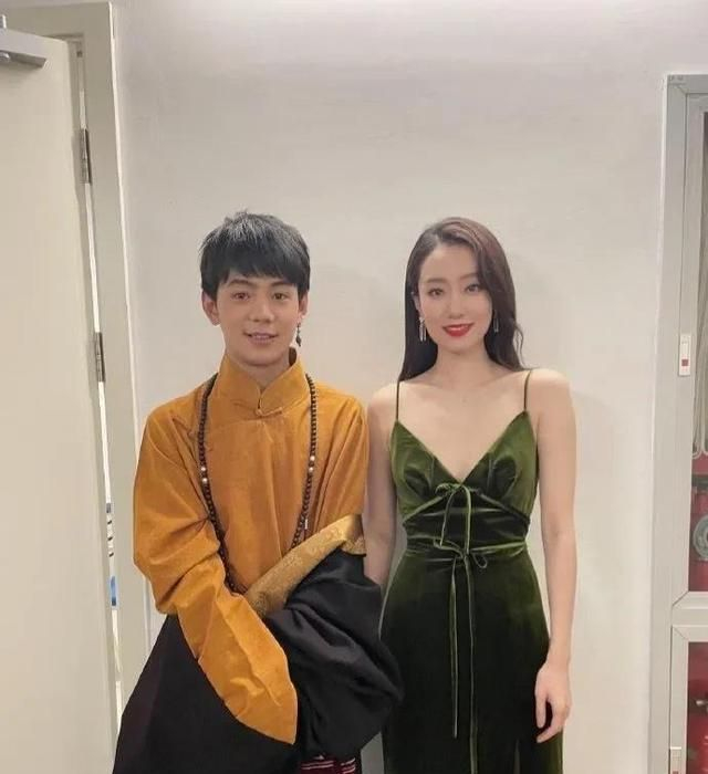 不过能看出来张小斐真是又美又高,和丁真的个子几