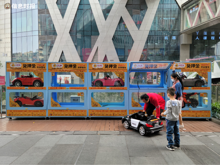 在富力海珠城，前来租赁共享童车的市民络绎不绝（信息时报记者 卢杰摄）